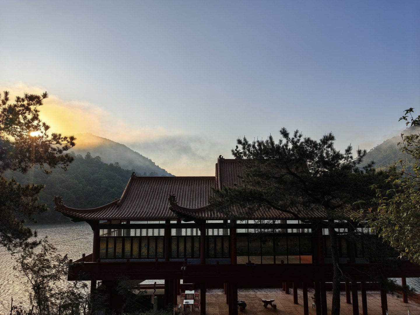 九龙湖晨光中的黄庭内景功修习场域